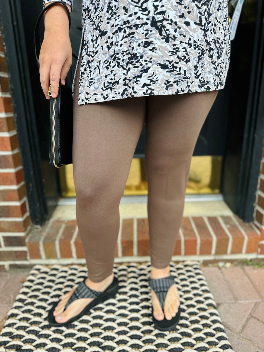 Lulu B Chocolate Classic Capri Leggings – Blooming Boutique