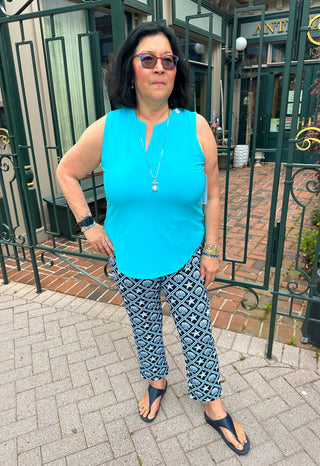Lulu B Black and Turquoise Shells Secret Pocket Capri Legging