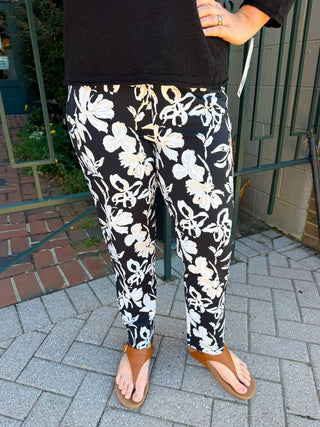 Lulu B Neutral Flower Secret Pocket Capri Leggings
