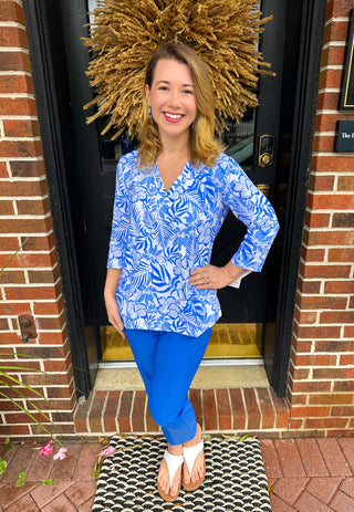 Lulu B White and Blue Floral V-Neck 3/4 Sleeve Top