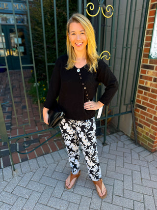 Lulu B Neutral Flower Secret Pocket Capri Leggings