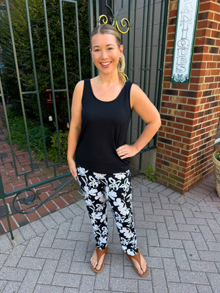 Lulu B Neutral Flower Secret Pocket Capri Leggings
