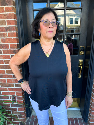 Lulu B Black Sleeveless V-neck Tank