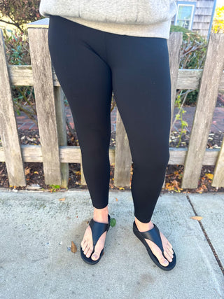 Lulu B Black Classic Capri Leggings