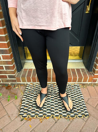 Lulu B Black Classic Capri Leggings