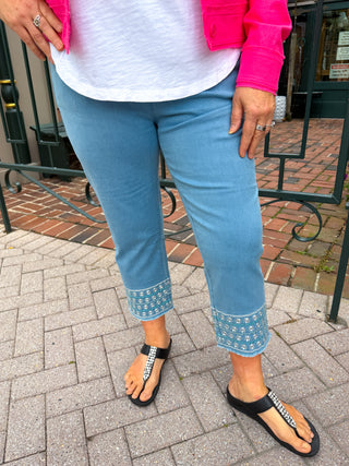 Lulu B Light Denim Embroidered White Flower Pull on Jean Capri