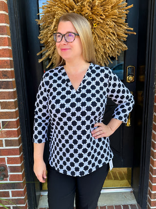 Lulu B Black and White Knots V-Neck 3/4 Sleeve Top