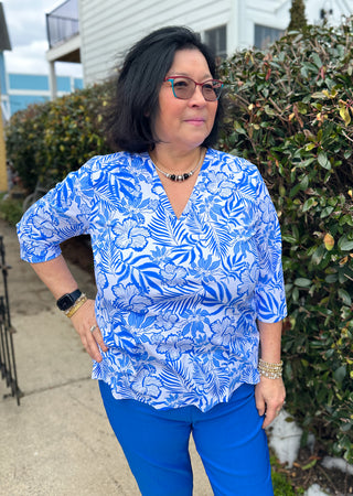 Lulu B White and Blue Floral V-Neck 3/4 Sleeve Top