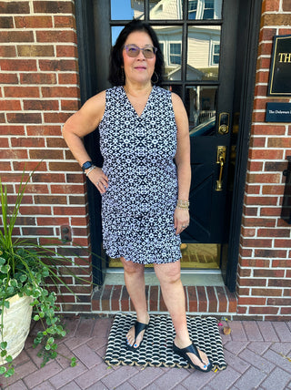 Lulu B Black and White Trellis Sleeveless V-neck Tank