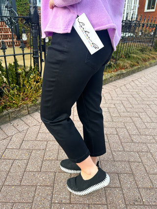 Lulu B Pull-On Stretch Black Jean Capris