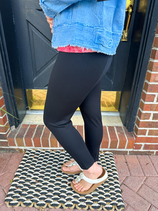 Lulu B Black Classic Capri Leggings