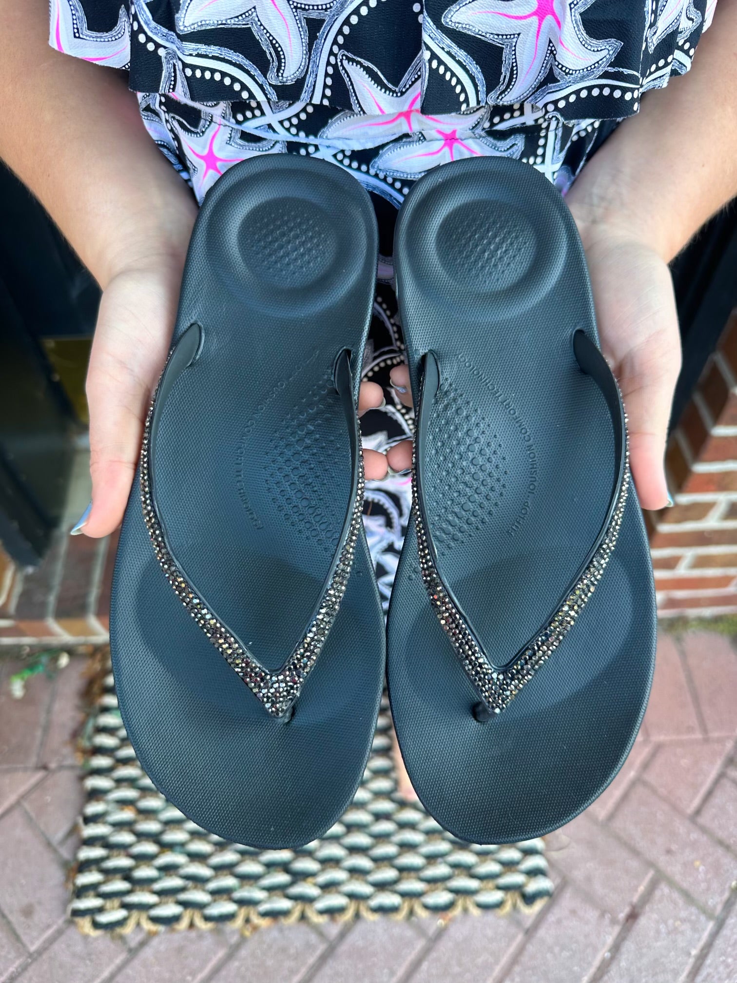 Black sparkle flip flops online