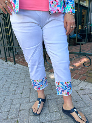 Lulu B White Denim Flower Pull on Jean Capri