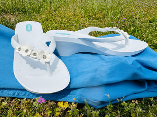 OkaB Loren White Flower Wedge Sandals