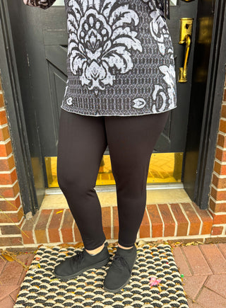 Lulu B Black Classic Capri Leggings