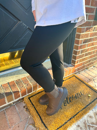 Lulu B Black Classic Capri Leggings