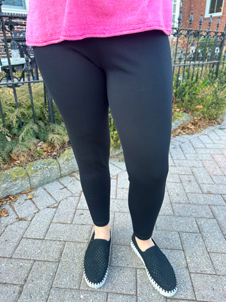 Lulu B Black Classic Capri Leggings