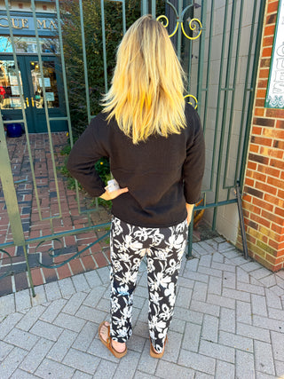 Lulu B Neutral Flower Secret Pocket Capri Leggings