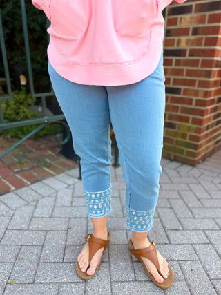 Lulu B Light Denim Embroidered White Flower Pull on Jean Capri