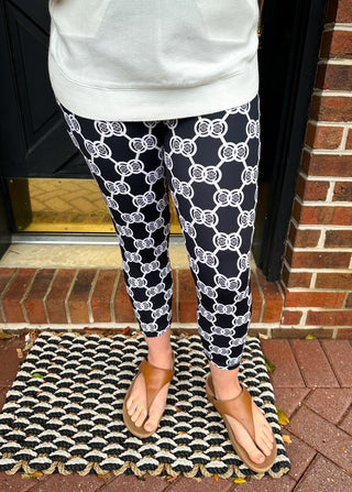 Lulu B Black and White Medallions Print Legging