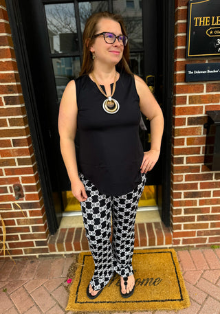 Lulu B Black Sleeveless V-neck Keyhole Tank