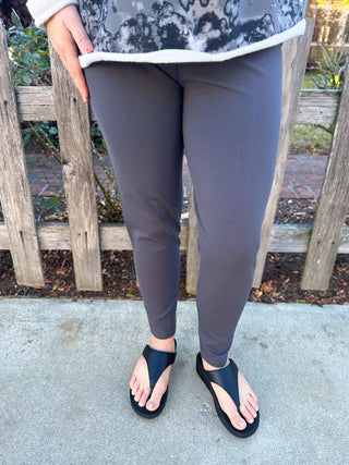 Lulu B Slate Classic Capri Leggings