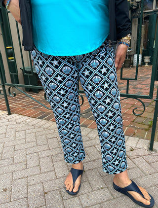 Lulu B Black and Turquoise Shells Secret Pocket Capri Legging